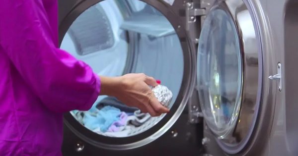 ¿Por qué debes colocar una bola de papel de aluminio en la lavadora?