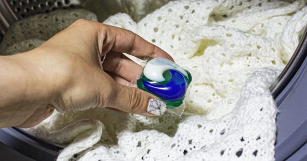 Escuché el consejo de una lavandera experimentada sobre cómo mantener blancas las prendas al lavarlas