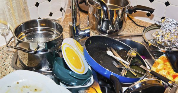 Por qué siempre debes secar los platos limpios con una toalla