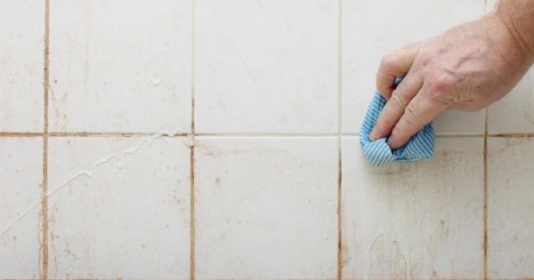 Cómo lograr azulejos blancos como la nieve en el cuarto de baño
