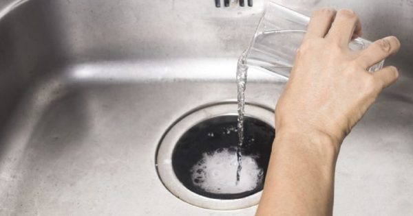 Cómo limpiar el desagüe con medios improvisados: siguiendo el consejo de un plomero