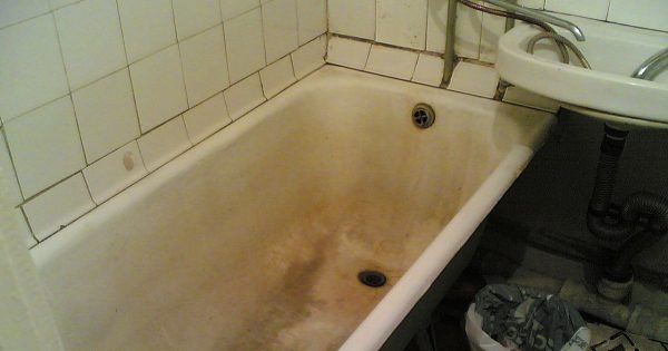 Métodos tradicionales para lavar bañeras, haciendo un caramelo de un lugar descuidado