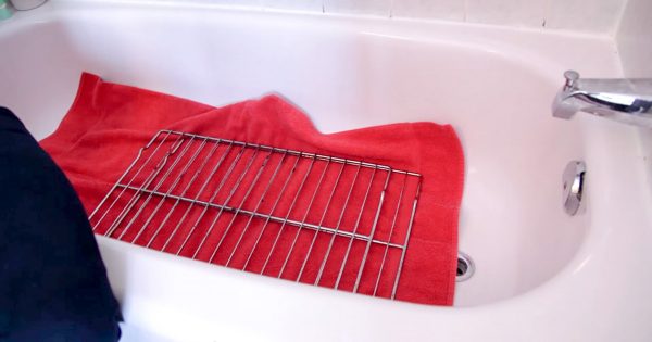 Cómo limpiar la parrilla del horno: Un truco astuto que te ayudará a eliminar las grasas y la suciedad.