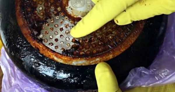 Cómo quitar los depósitos de carbón de una sartén