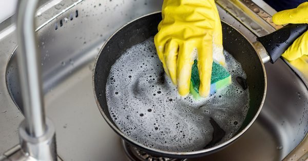 Por qué las respetables mujeres francesas no lavan sus sartenes