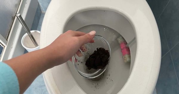 Cómo limpiar las tuberías con posos de café: un truco de vida
