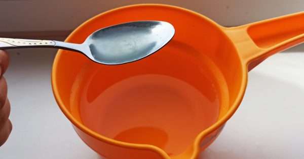 Me enamoré de mi esposo por segunda vez, cuando inventó un spray limpiacristales casero que hace que el vidrio sea transparente