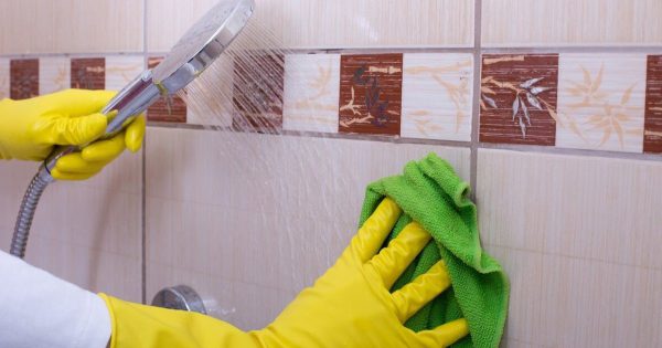 Cómo y con qué limpiar los azulejos del baño