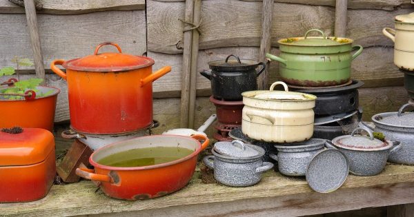 Cómo limpiar rápidamente el hollín de una sartén de esmalte