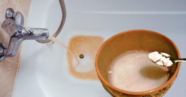 Método rápido y ligero para limpiar la placa y el moho de tu grifo, sin necesidad de desenroscar nada