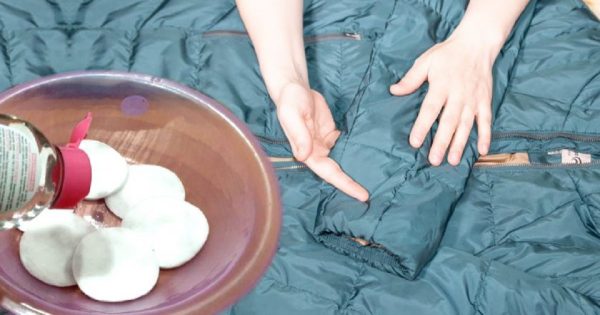 Cómo limpiar una chaqueta de plumas grasosa: 2 formas comprobadas