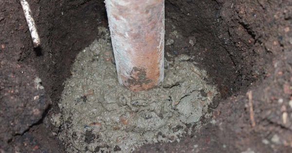 Cómo llenar un poste de cerca durante muchos años.