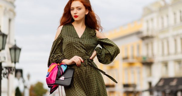 Lo que envejece a una mujer más que una cabellera gris