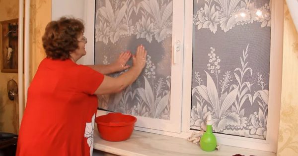 Cómo pegar tul a una ventana con almidón