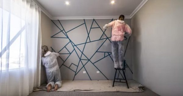 Ellas pegaron cinta adhesiva por toda la pared. ¡Cuando terminen de decorar, te sorprenderás!