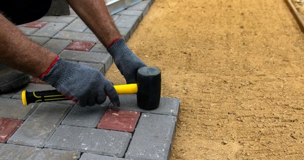 Un constructor colocó baldosas sobre la arena, su error dejó a toda la familia endeudada