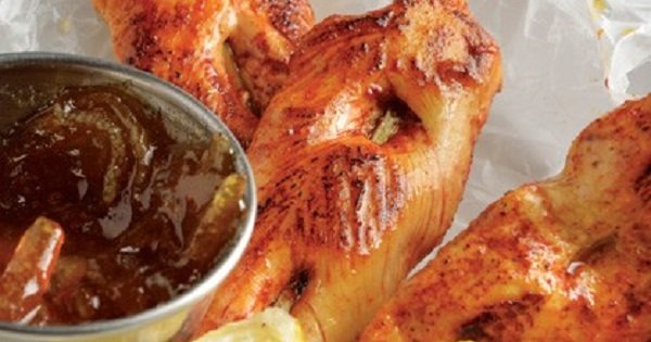 ¡Este plato simplemente no debe faltar sobre tu mesa de fiesta! Brochetas de Pollo al Pastor.