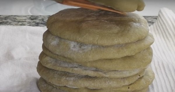 Él preparó la masa para el pan y la puso a freir. ¡La cocina enseguida se llenó de un aroma fantástico!