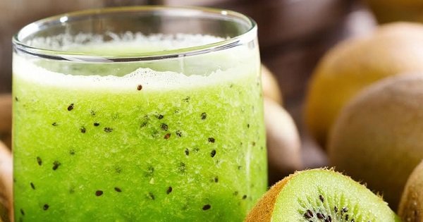 Ella mezcló la pulpa de kiwi con el té verde y agregó la miel. ¡«Cielo azul», un regalo de dioses!