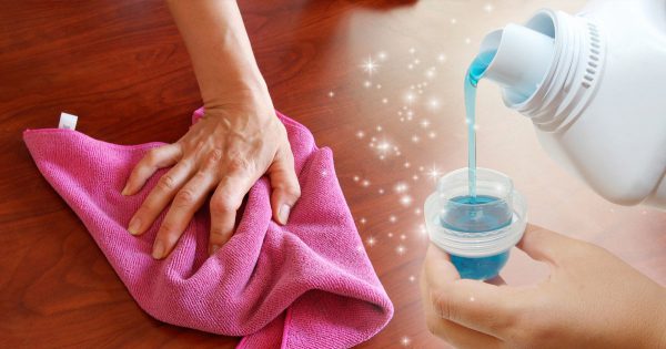 Rocía el paño con acondicionador antes de limpiar, y el polvo ya no flotará a contraluz
