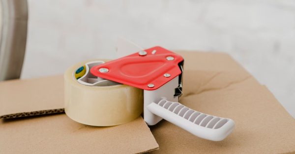 Cómo quitar la cinta adhesiva y las pegatinas de la superficie, y eliminar los rastros pegajosos