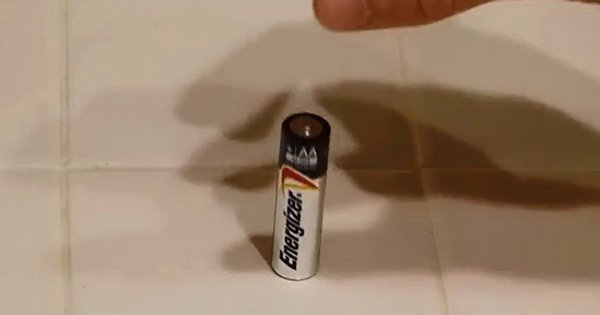 Una manera ingeniosa para distinguir entre la batería cargada y descargada. ¡Es elemental!