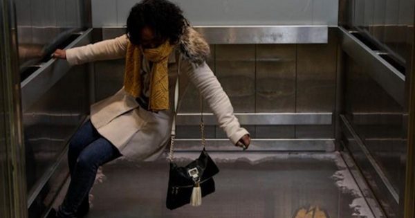 Como sobrevivir en la cabina del ascensor que se cae. ¡Todos deberían saberlo!