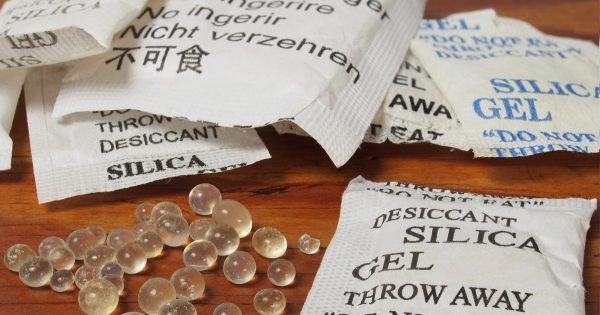 ¿Para qué sirven las misteriosas bolsitas que vienen dentro de las cajas de zapatos?