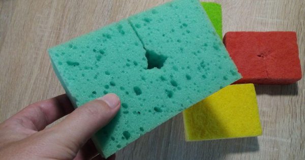 ¿Por qué hacer un pequeño agujero en la esponja para lavar platos?