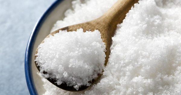 ¿Por qué lavar el piso con agua y sal?