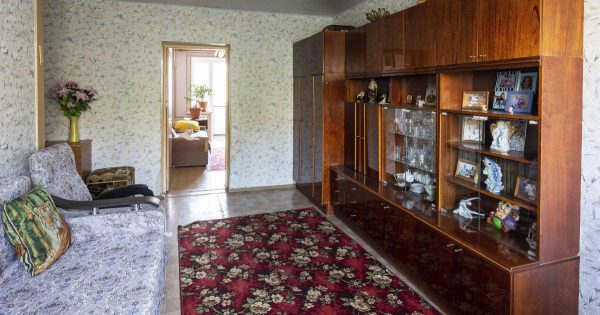 El ambiente de la vejez en la casa asusta a los novios, yo hago las reparaciones por mi cuenta