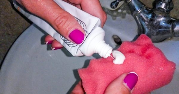 Ella echó un poco de pasta de dientes en la esponja. ¡El resultado superó todas las expectativas!