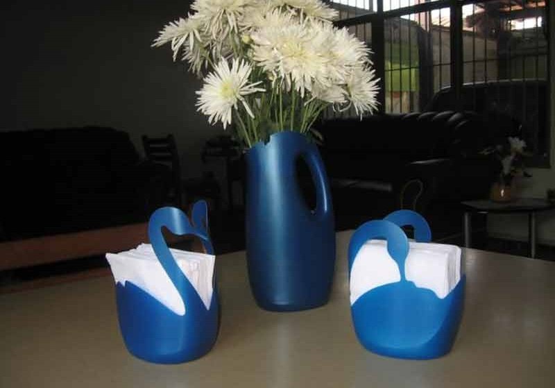 ¿Por qué no debes tirar las botellas de plástico ni las de detergentes