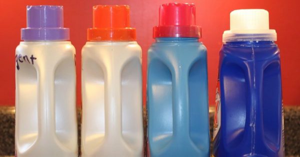 ¿Por qué no debes tirar las botellas de plástico ni las de detergentes a la basura?