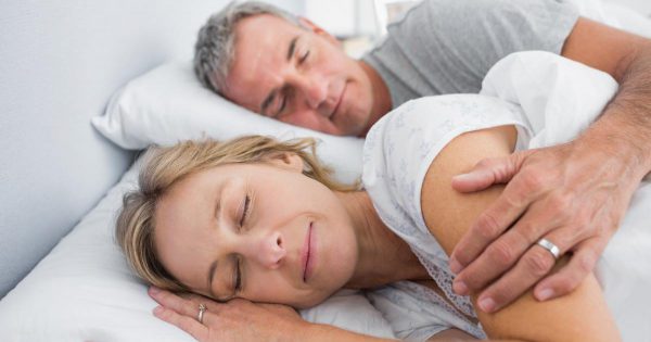Por qué una mujer debe dormir al lado derecho de su marido