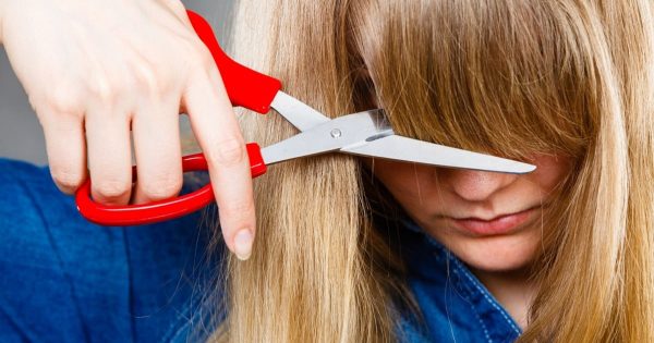 Corte de pelo «Medusa», que borra las arrugas y rejuvenece al instante. Corte de pelo «Medusa», que borra las arrugas y rejuvenece al instante.