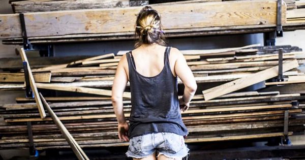 Esta chica, durante todo el verano, coleccionó tablas viejas. Luego, hizo esto… ¡Tengo que ordenar uno!