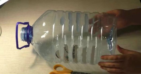 Papelera para cocina en la puerta