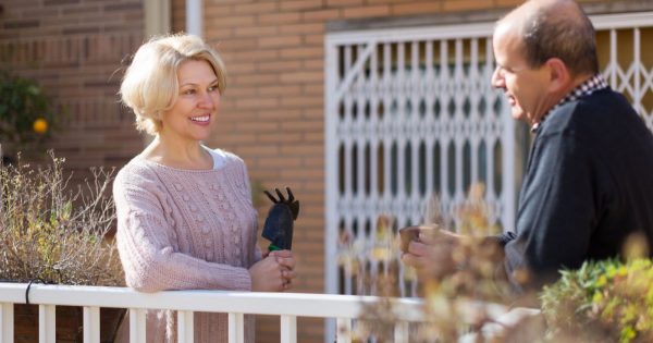 Qué delata a una mujer como simplona y cómo una dama elegante nunca se comportaría