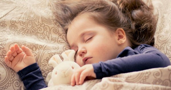 ¿Por qué no deberías dormir con la cabeza hacia el norte?