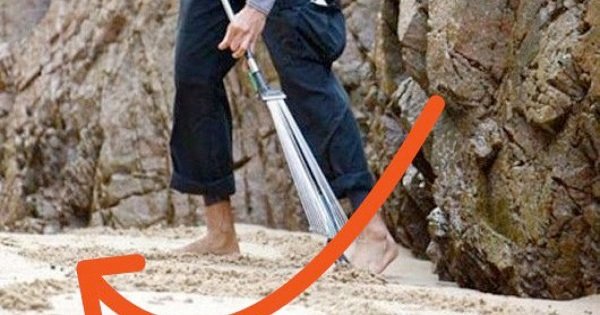 Parecía un loco en medio de la playa, con un rastrillo en manos… Pero pronto vieron que delante de ellos estaba un genio.