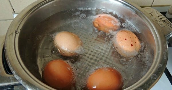 Qué hacer con el agua después de hervir los huevos