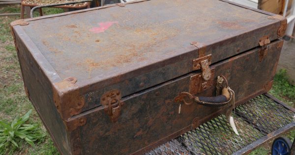 La abuela le regaló a su nieto una sucia caja de herramientas, cuando la abrió…