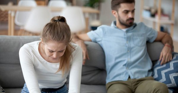 Llegó a casa temprano debido a un resfriado y escuchó a su marido acompañando a su amante a la salida