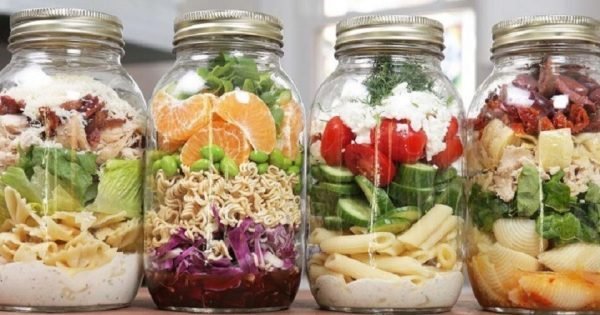 Exquisito aperitivo preparado en un simple frasco.