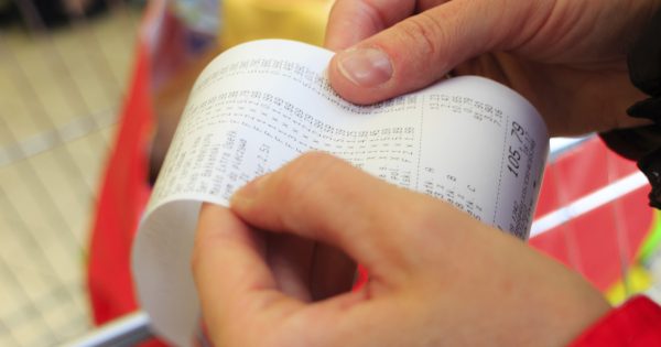Por qué necesitas conservar el cheque después de comprar en la caja