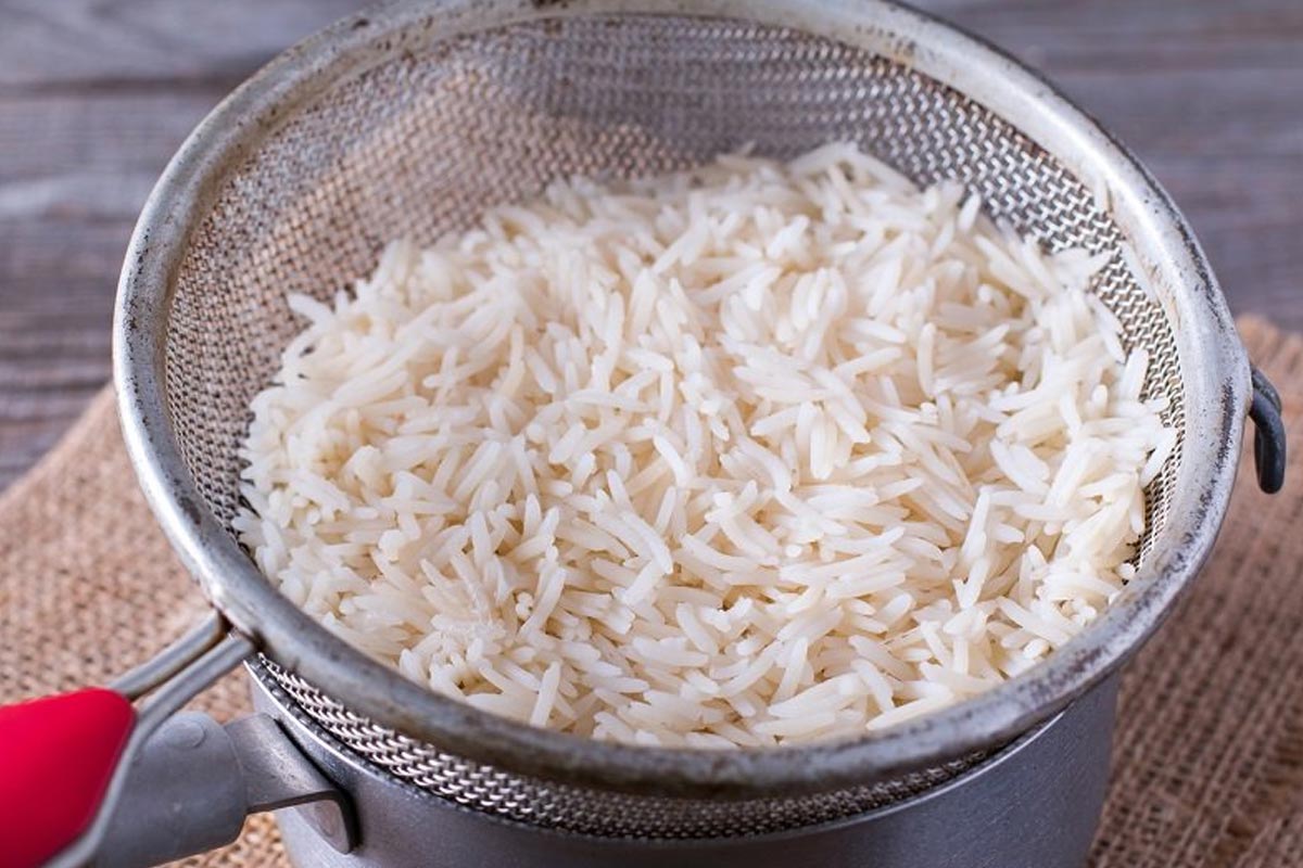 Замачивание риса в воде. Рис в кастрюле. Рассыпчатый рис. Промыть рис. Дуршлаг для риса.