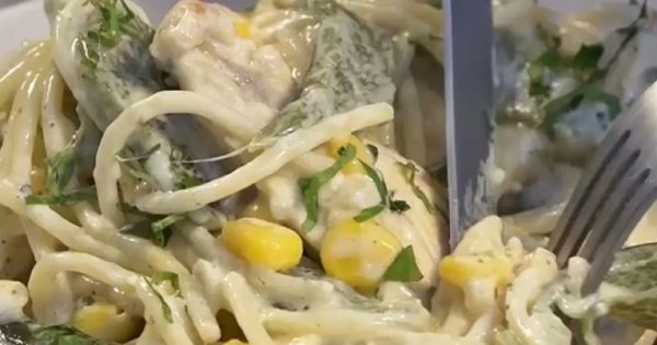 Un delicioso espagueti con crema poblana, pollo y elote: ¡La pasta más sabrosa que he comido!