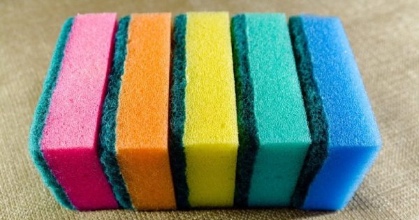 ¿Qué significan los diferentes colores de las gomaesponjas para lavar platos?