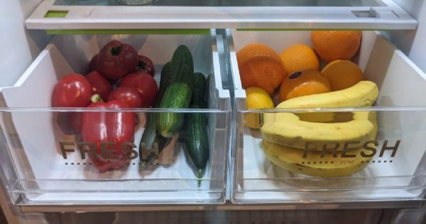 ¿Qué comida que debería guardarse en el estante inferior del refrigerador?